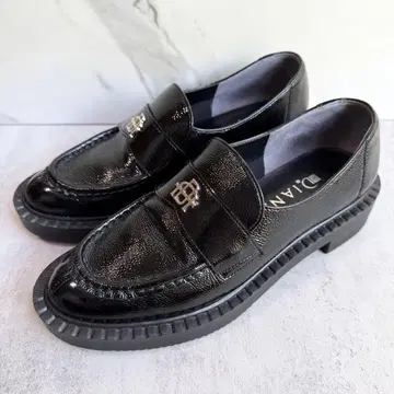 새상품급 DIANA 다이애나 에나멜 로퍼 23cm 블랙 로고