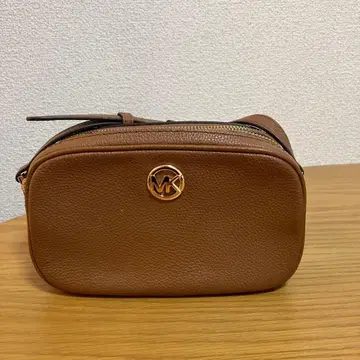 마이클코어스 MK 숄더백 브라운