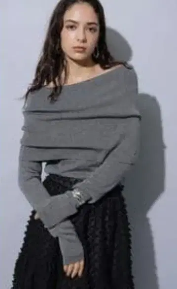 아르페쥬 스토리 [ 새상품급 ] 오프숄더 니트 그레이