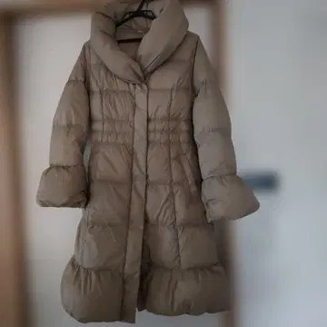 크로스플러스 베이지 롱 다운 자켓 후드 부착