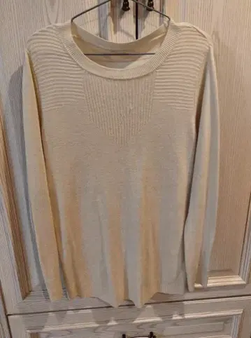 베이지 긴팔 상의 리브