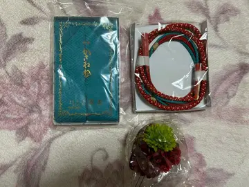 겹겹이 두른 옷깃, 허리띠, 머리 장식 3종 세트