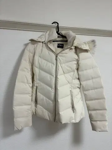 하자 있음 ZARA 퍼 달린 화이트 다운 자켓
