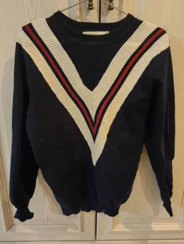 네이비 V넥 스웨터