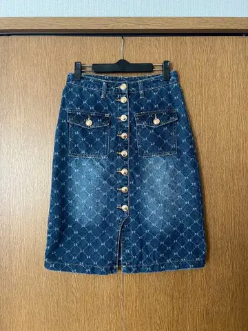 리본 무늬 데님 스커트 무릎 기장 골드 버튼