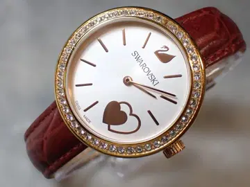 SWAROVSKI 하트 마크가 귀여운 가죽 벨트 작동
