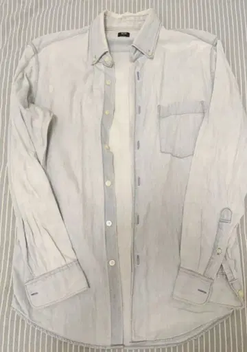 연한 파랑 버튼 다운 셔츠 긴팔