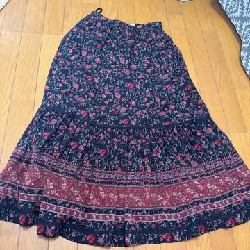 INGEBORG 꽃무늬 플레어 스커트 블랙/레드