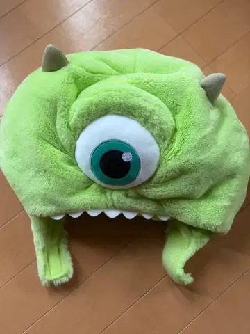 몬스터 얼굴의 그린 컬러 모자