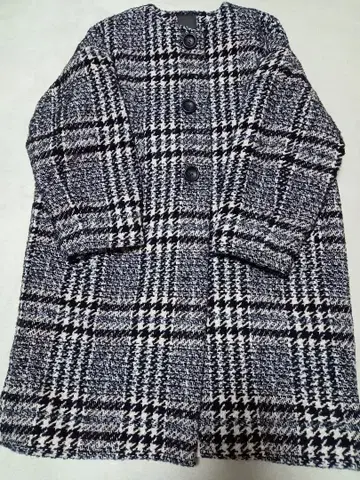 네이비와 화이트 체크 무늬 체스터 코트