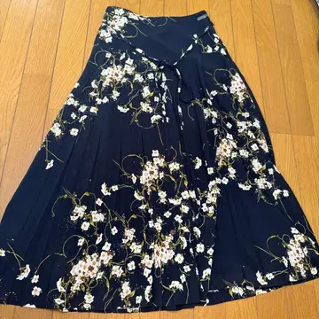 INGEBORG 꽃무늬 플리츠 스커트 블랙