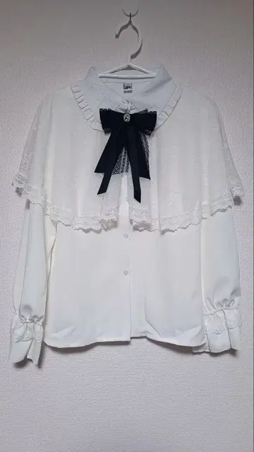 화이트 케이프 블라우스 (레이스 포함)