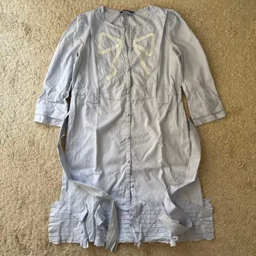 리본 자수 라이트 블루 긴팔 셔츠 원피스