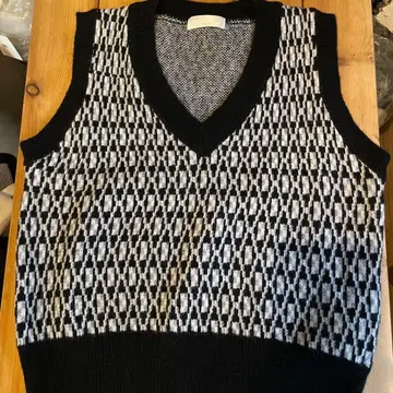 미착용 새상품#니트 베스트 #블랙과 화이트 패턴 #V넥#부드러운 소재