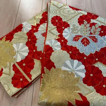 화려한 빨간색 금색 꽃무늬 후쿠로 오비