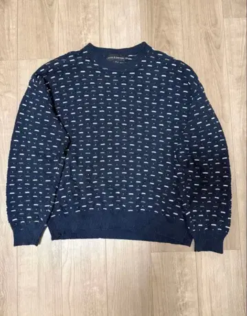 네이비 뜨개질 무늬 크루넥 스웨터