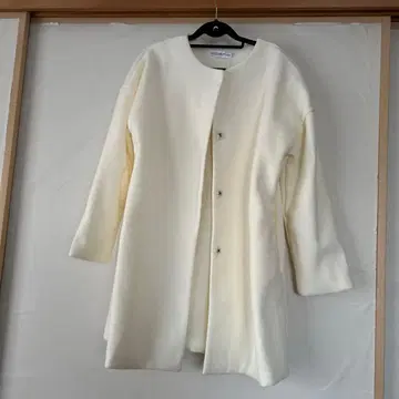 아이보리 버튼 롱 기장 코트