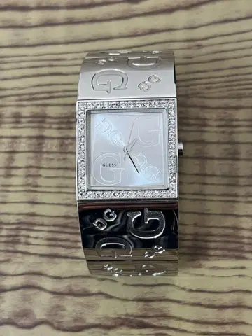 GUESS 실버 시계 크리스탈 장식