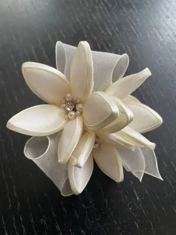 반돔 부티크 화이트 코사지