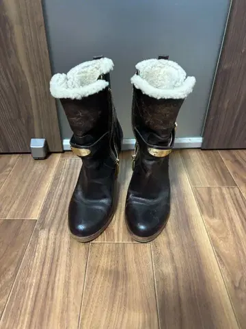 마이클코어스 다크 브라운 가죽 어그 부츠