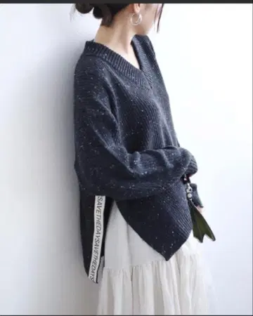 에이미 로우 로고 테이프 V넥 니트