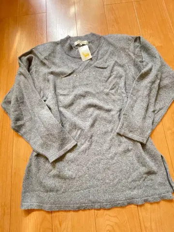 그레이 긴팔 니트 로고 자수 캐시미어 100% 미사용 새상품