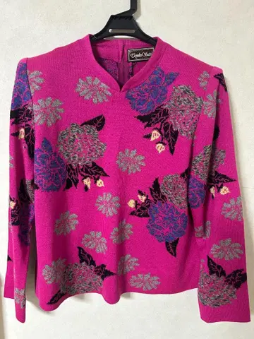 [ 새상품 ] 사이토 토세코 꽃무늬 핑크 니트 V넥 긴팔