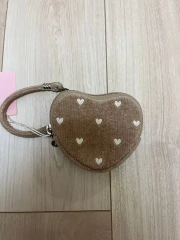 하트형 베이지 파우치 페이러 하트 도트