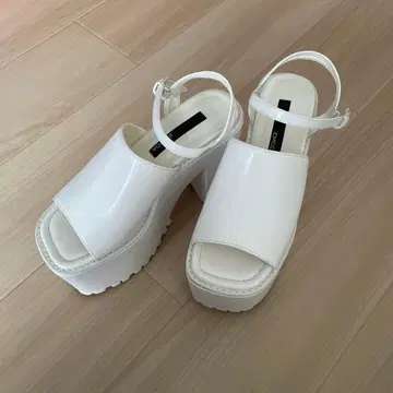 EMODA 통굽 샌들 화이트