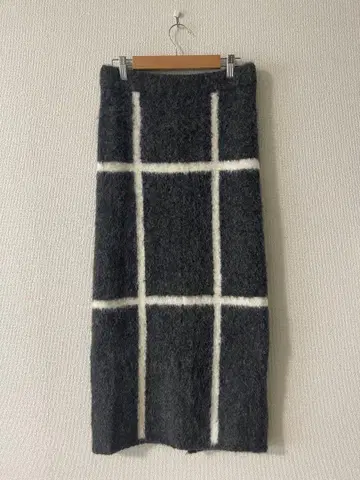 [ VIRAL. ] 새상품 울 혼방 그레이와 화이트 체크 타이트 스커트