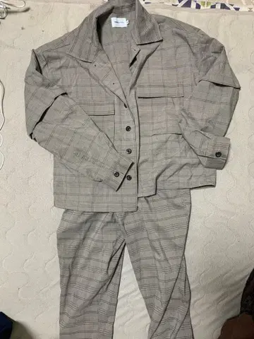 베이지 계열 체크 무늬 테일러드 자켓과 팬츠 셋업