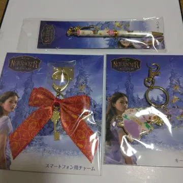 호두까기 인형과 비밀의 왕국 극장 굿즈 참 키링 볼펜