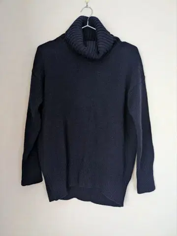 네이비 터틀넥 니트 긴팔