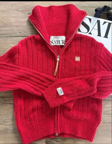 SATUR의 빨간 니트 스웨터