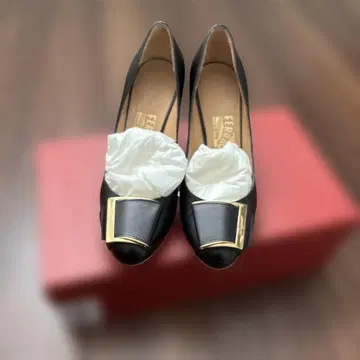 Ferragamo 블랙 하이힐 버클 포함