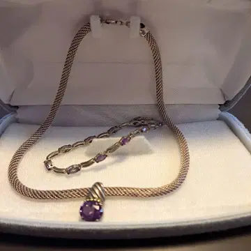 자수정 부착 레이스 그물 목걸이와 블레스 레드 2점입니다.