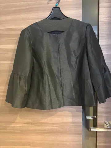 미사용 로즈 티아라 42 블랙 노카라 자켓 플레어 소매 하자품