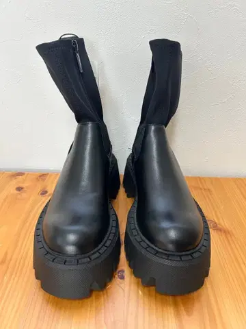 미사용 새상품 택 포함 자라 트랙 밑창 사이드 지퍼 삭스 숏 부츠