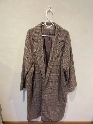 브라운 계열 체크 무늬 롱 코트