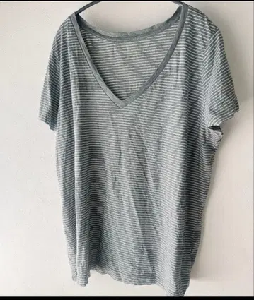 그레이와 화이트 스트라이프 V넥 반팔 티셔츠