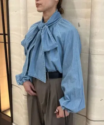 [ 새상품 ] 미라 오웬 데님 보타이 블라우스