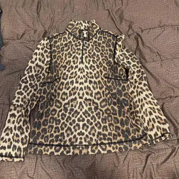 이타리야 레오파드 무늬 긴팔 상의 사이즈 7 집업