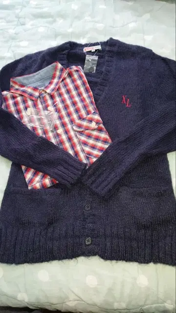 네이비 니트 가디건 & 체크 셔츠