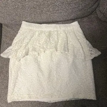 레이스 소재 화이트 타이트 스커트