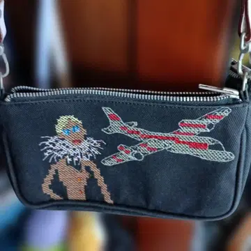 자수 디자인 숄더백 블랙