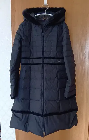 새상품급 TOCCA (토카) 후드 부착 다운 코트 블랙 사이즈 2