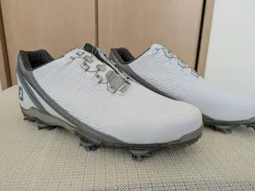 방수성과 높은 내구성이 특징인 FJ DNA 화이트 스파이크 슈즈