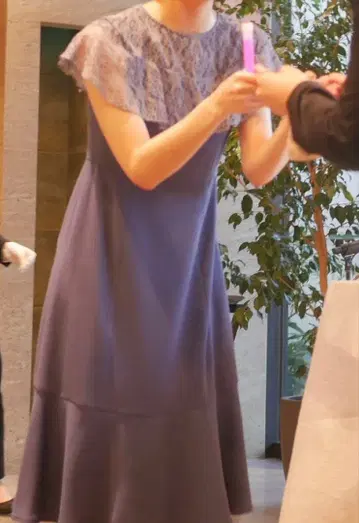 네이비 레이스 프릴 플레어 드레스