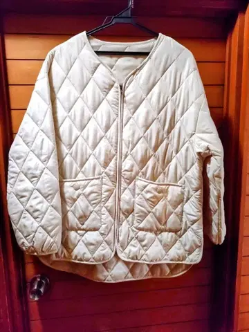 화이트 컬러 퀼팅 자켓