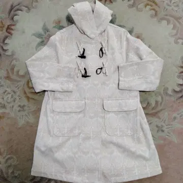 크림색 후드 부착 더플 코트